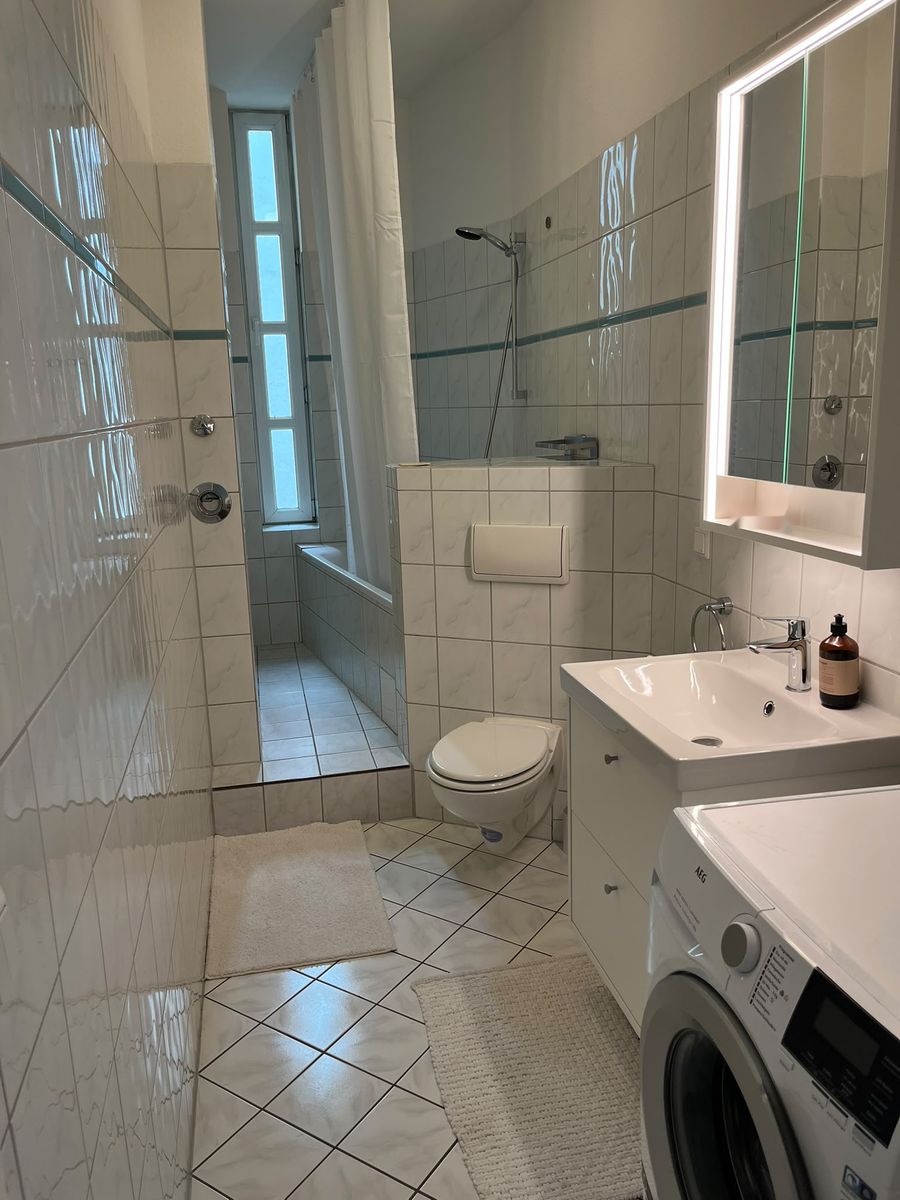 Sauberes Badezimmer mit Dusche, WC und Waschtisch nach der Reinigung durch Nautilus Facility Cleaning