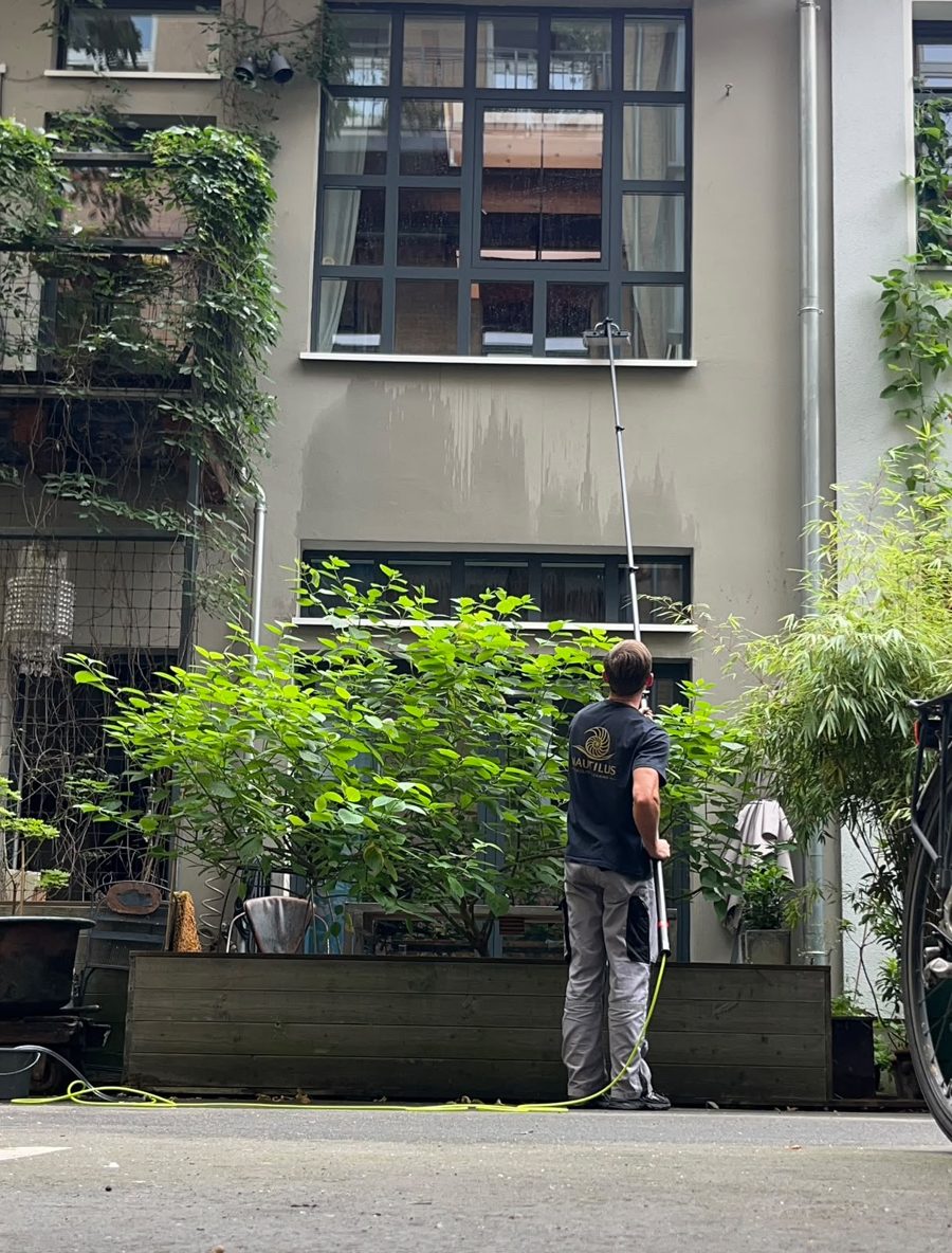 Fensterreinigung an einem Berliner Altbau im Hinterhof vom Boden aus per Reinwasser-Teleskop, Nautilus Facility Cleaning
