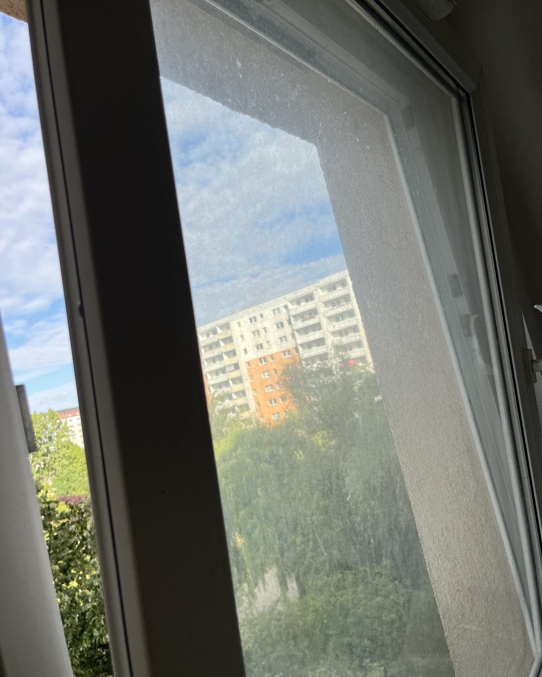 Verschmutztes Fenster in Berlin vor der Reinigung