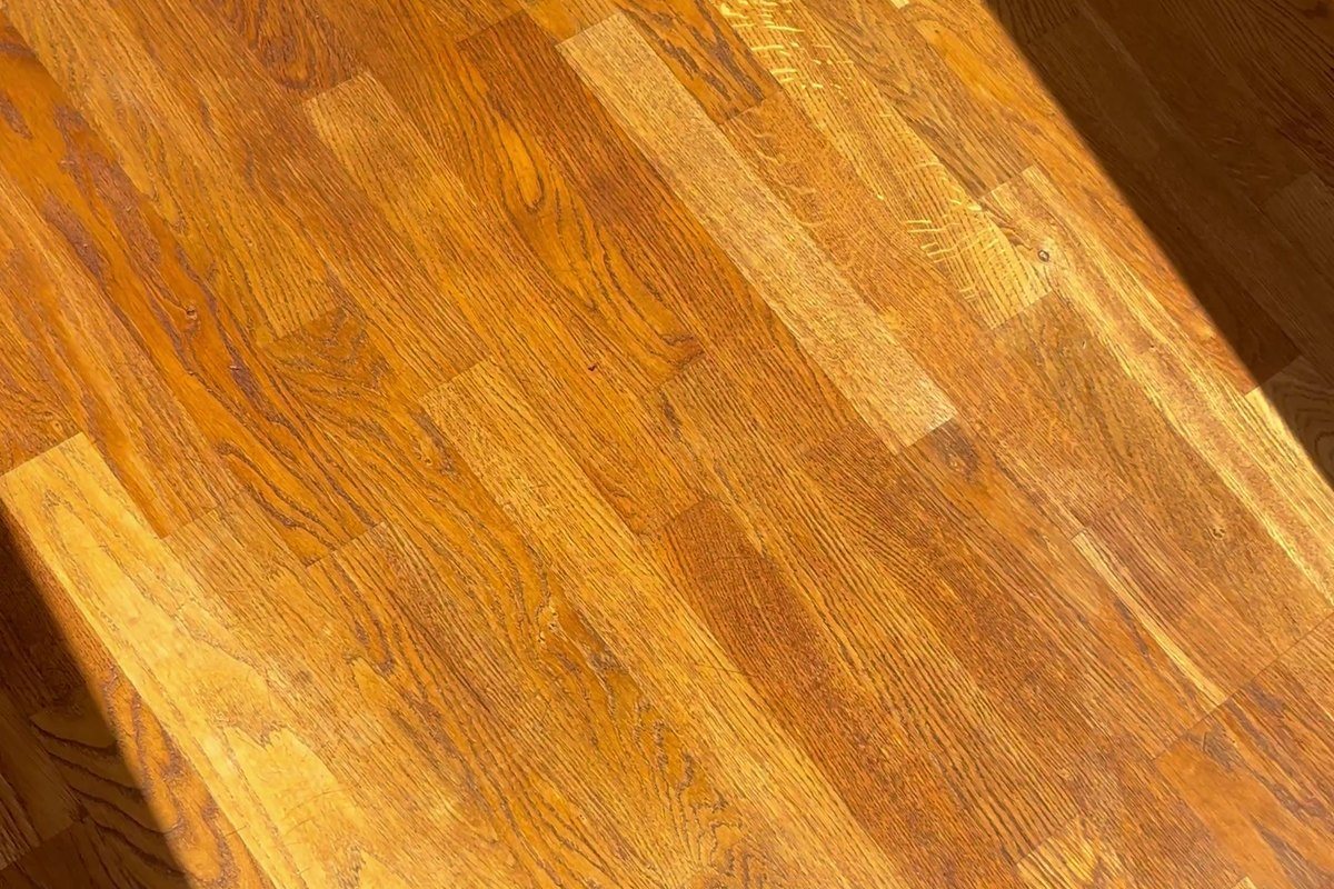 Parkettreinigung Berlin: geöltes Parkett in Prenzlauer Berg nach dem Nachölen, Holzfarbe und Glanz wiederhergestellt