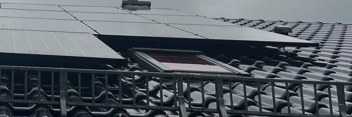 Photovoltaikmodule auf einem Steildach in Berlin nach der Reinigung mit Reinwasser, klare dunkle Modulflächen