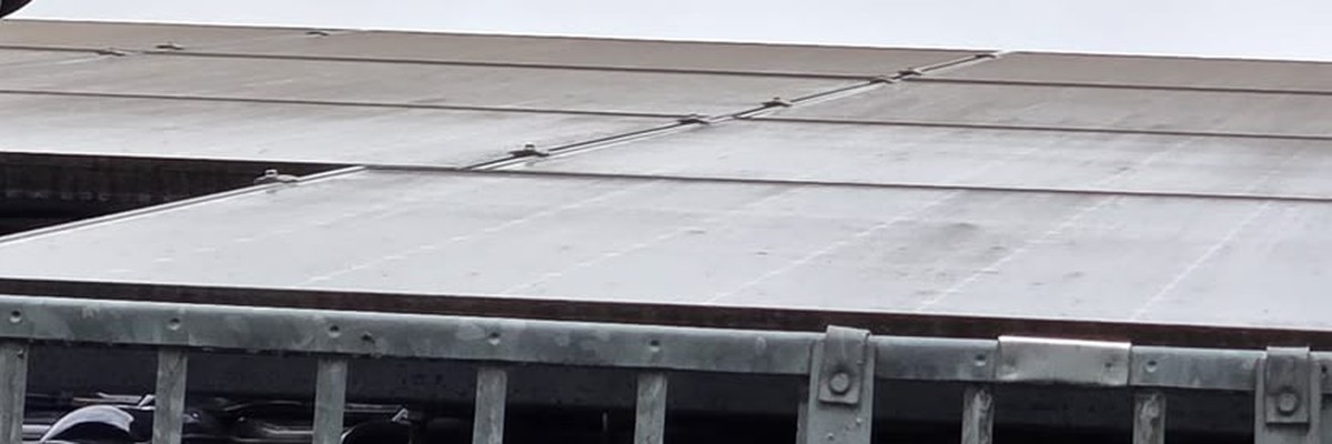 Photovoltaikmodule auf einem Steildach in Berlin vor der Reinigung, matter grauer Schmutzbelag auf den Modulen